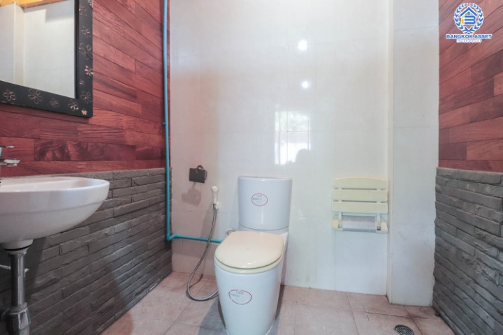 *****อาคารพาณิชย์มือสอง 5 ชั้น ซอยสวนผัก2 หลังมุม พร้อมฟังก์ชัน 4 ห้องนอน 3 ห้องน้ำ ตกแต่งพื้น ฝ้า ชุดบันได ด้วยไม้มะค่า และประดู่ ทุกชั้น จะอยู่อาศัยหรือปรับเปลี่ยนเป็น Home Office ได้ทุกรูปแบบ พร้อมพื้นที่ใช้สอยมากถึง 480 ตร.ม. แถมฟรี !! เครื่องปรับอากาศ 3 เครื่อง บนทำเลเชื่อมต่อถนนตลิ่งชัน, ถนนบรมราชชนนี และถนนราชพฤกษ์ ใกล้จุดขึ้นทางด่วน "บรมราชชนนี"